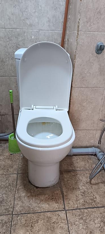 Унитазы: Unitaz və əl-üz yuyan lavabo dəsti - Ağ rəngli, keramik unitaz: üst — 1