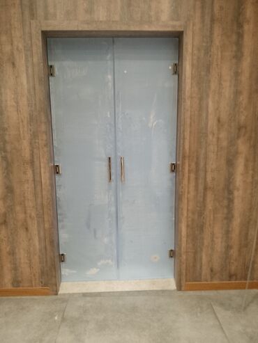 Otaq qapıları: Tutqun şüşədən hazırlanmış ikiqat qapı. Hamam otağı və ya duş kabinəsi