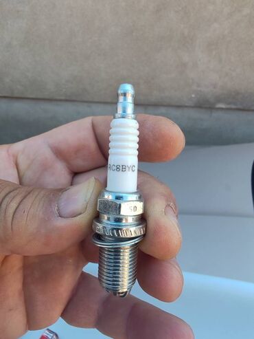 Auto delovi: Svećica Champion RC8BYC OE030 sa dva kraka. Imam 3 komada. Cena 350 na lalafo.rs — 7 Auto delovi: Svećica Champion RC8BYC OE030 sa dva kraka. Imam 3 komada. Cena 350 — 7