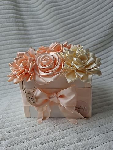 Ostali kućni dekor: Ručne dekorativne kutije sa satenskim cvećem - Unikatne aranžmane — 7