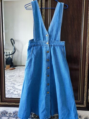 голубое джинсовое платье: Продаю стильный сарафан отличного качества, классно подходит с белой