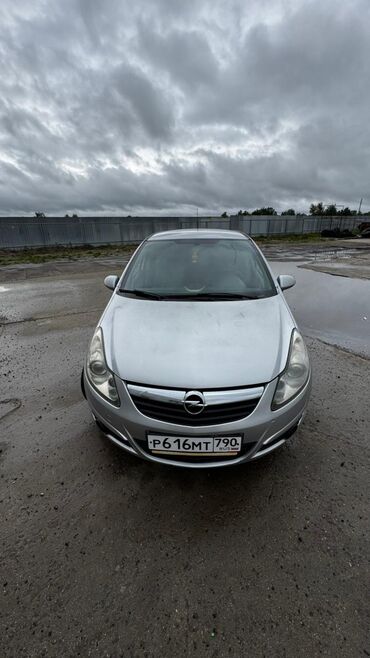 обмен на малолетражку: Серебристый хэтчбек Opel Corsa с пятидверным кузовом, подходящий как