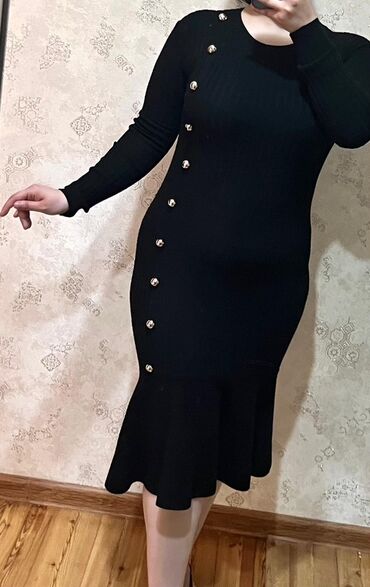 Dəyirmi yaxalı, uzunqol və qabırğalı toxunuşlu parçadan hazırlanmış