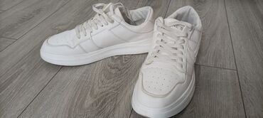 белые кросы: Продаются кроссовки. Очень удобные,лёгкие,комфортные. Размер 44. В