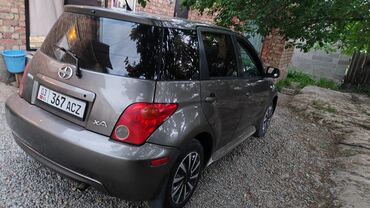 Toyota: Toyota ist: 2004 г., 1.5 л, Механика, Бензин, Седан