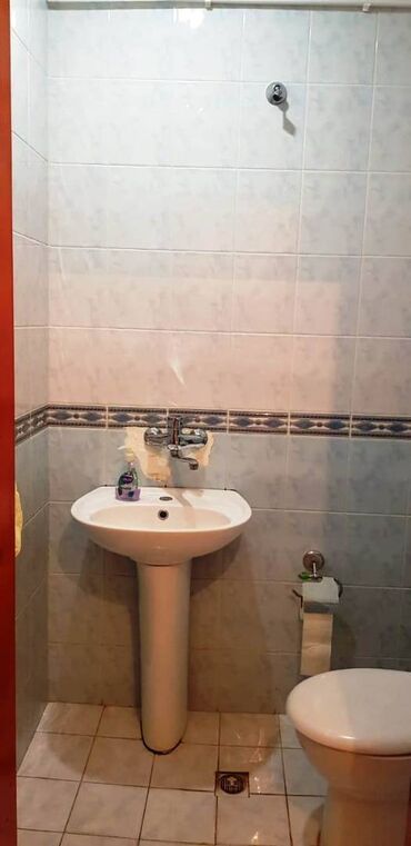 Uzunmüddətli kirayə mənzillər: Heydər Əliyev mərkəzin yanı 10 mərtəbəli binanın 7-ci mərtəbəsi ümumi — 10