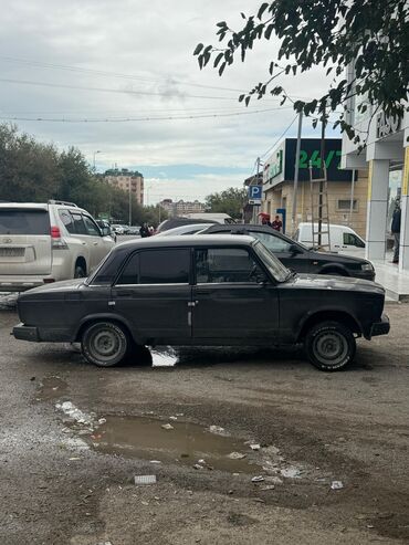ваза стеклянная прозрачная высокая без узора: VAZ (LADA) 2107: 1.6 l | 2010 il 444444 km Sedan