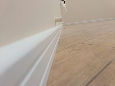Плинтусы: Ağ rəngli döşəmə plintusu - Material: MDF/PP əsaslı dekorativ plintus — 5