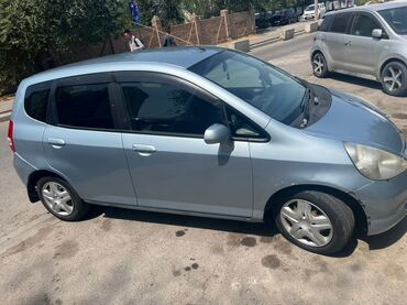 купить машину в рассрочку без банка: Автомобиль Honda Fit светло-голубого цвета, представленный как
