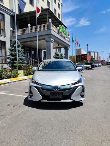Toyota: Toyota Prius: 2021 г., 1.8 л, Вариатор, Гибрид, Седан