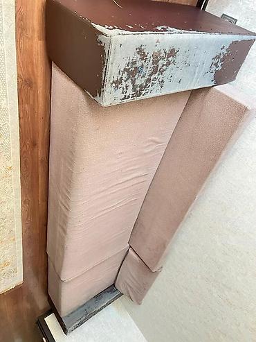 sofa: Прямой диван с широкой посадкой и низкими подушками-спинками. - — 3