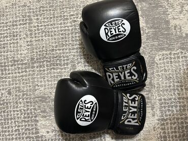 перчатка бокс: Перчатки для бокса Cleto Reyes Размер 16, выполненные в классическом