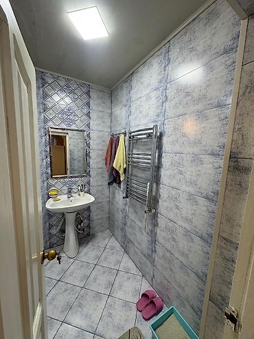 Həyət evləri və villaların satışı: Satılır: həyət evi və həyət sahəsi 1 sot - Tək mərtəbəli həyət evi — 24