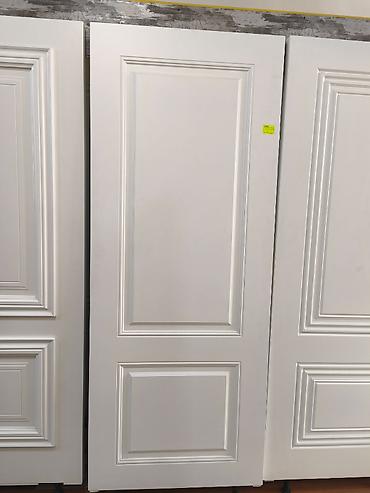 xam mdf: Ağ rəngdə klassik üslublu iç qapı paneli. - Material: MDF/taxta — 1