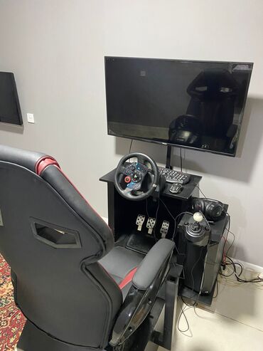 Yarış simulyatoru dəsti, oturacaq, Logitech sükan dəsti, pedallar və