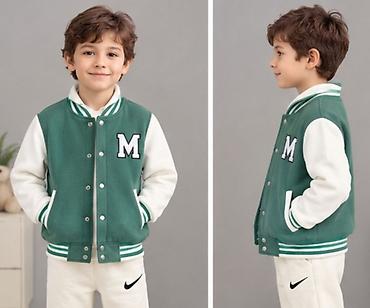 Üst geyimləri: Uşaq bomber/varsity stili jaket - Rəng: yaşıl gövdə, ağ qol; yaxa — 1