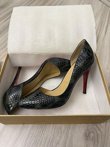 Qadın ayaqqabısı – klassik stiletto Ayaqqabi yenidi, geyinilmeyib