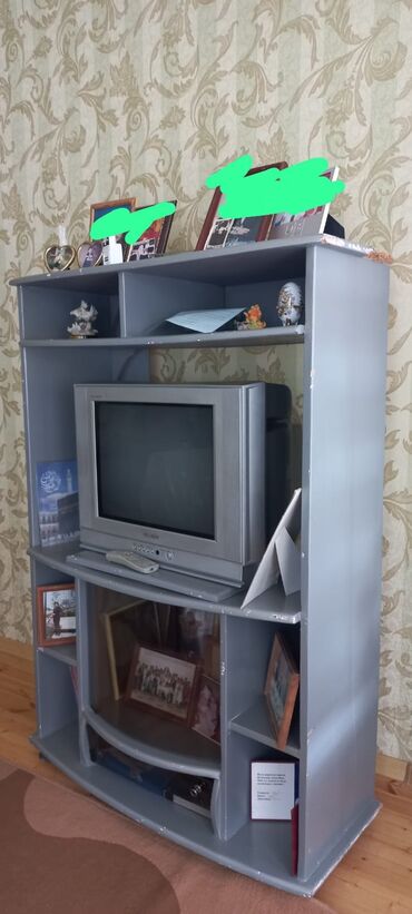 yataq otagi ucun xalcalar: Düz TV altlığı, Polkalı, Laminat