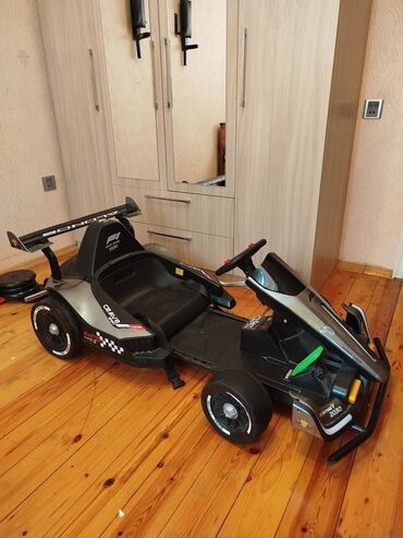 Uşaq üçün elektrik maşınları: Qara və gümüş rəngli, Formula 1 dizaynlı uşaq elektrik avtomobili