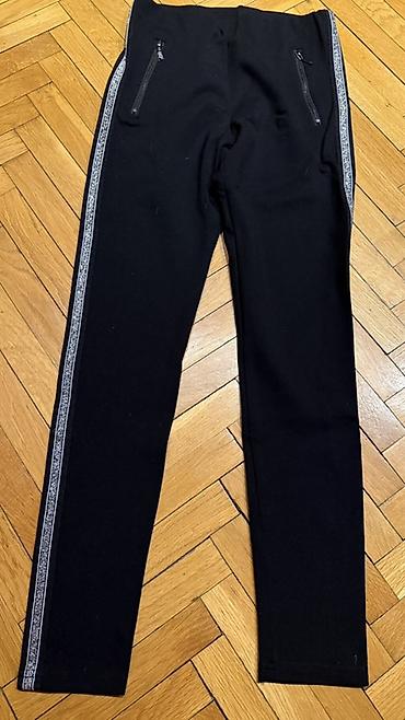 Pantalone, Farmerke, Šortsevi: Ženske crne pantalone uskog, elegantno-sportskog kroja. Model je dugih — 1