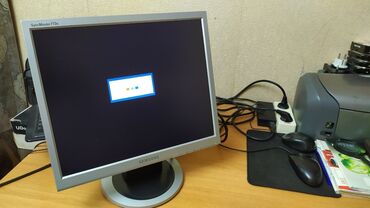 manitorlar: Samsung SyncMaster LCD Monitor Model: 713N 17-düym ekrandır.Əla