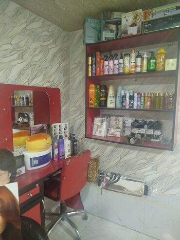спальная мебель баку: Bərbər salonu mebel dəstinə qırmızı rəngdə güzgü ilə birlikdə stol