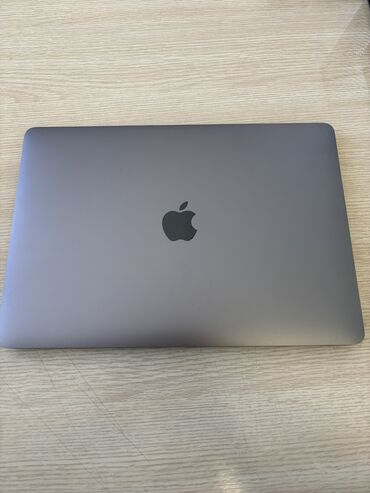 ноутбук apple: Apple M1, 8 GB, 13.3 "