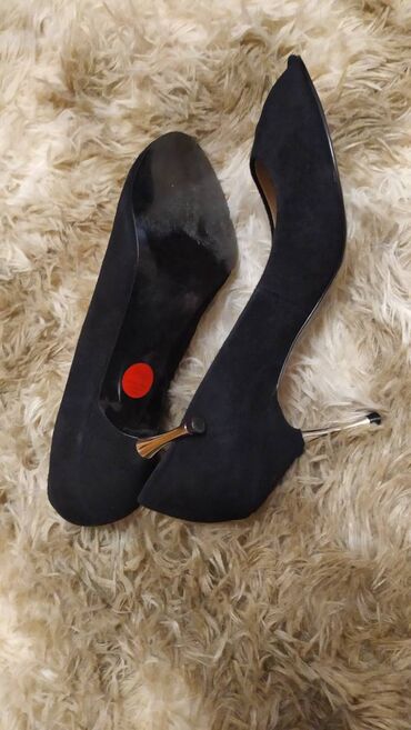 Γυναικεία είδη Υπόδησης: Παπούτσια.

Πολύ άνετα, μέγεθος 39 — 9