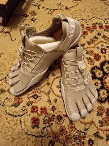 Кроссовки и спортивная обувь: Пальчиковая мужская обувь
бренд aviator 
цвет серый
размер 41