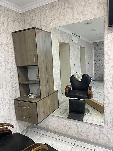 divar refleri: Peşəkar bərbər/kosmetoloji salon üçün tam hazırlanmış iş guşəsi: - — 1