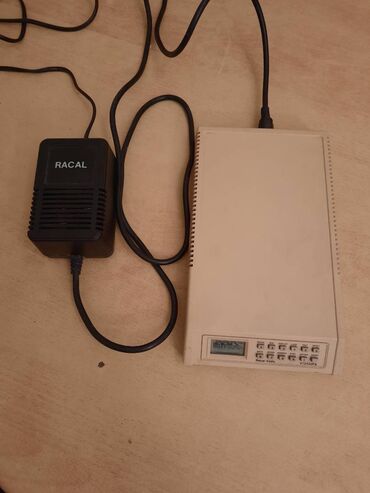 Druga oprema za računare i laptopove: Stari retro modem i adapter za kompjuter.

Nepoznato stanje — 4