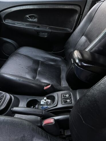 Другие автомобили: Черный седан класса D, 4 двери, левый руль. Кузов с плавными линиями — 10