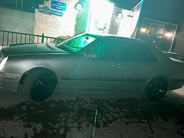 Mercedes-Benz: Mercedes-Benz E-Class (W210) sedan - Kuzov: 4 qapılı sedan, gümüşü — 4