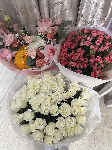 rose: Продаю свежие цветы-спрей розы, белые розы 51шт и нежный микс — 1