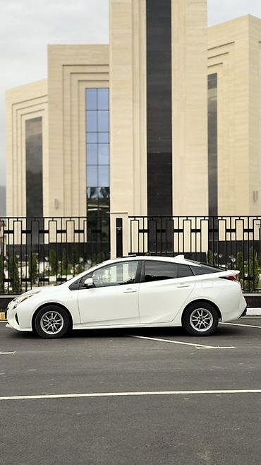 Унаа сатуу: Toyota Prius: 2018 г., 1.8 л, Вариатор, Гибрид, Лифтбек — 2