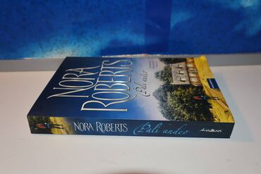 PALI ANĐEO Nora Roberts
2014 vulkan
mek povez
stanje vrlo dobro