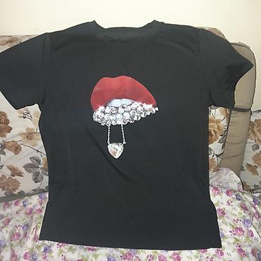 gecə paltar: Qara qısaqollu T‑shirt - Ön hissədə qırmızı dodaq printi və parlaq daş — 1