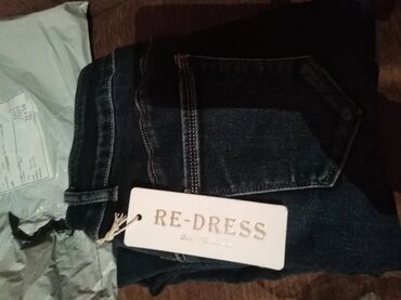 sive karirane pantalone: Re-Dress farmerke tamnije nijanse. Model je uskog kroja, idealan za