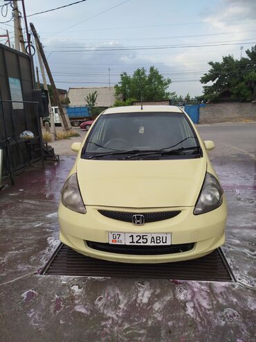 крыло на гетз: Компактный хэтчбек Honda Fit в светлом оттенке. Этот автомобиль
