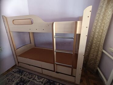 детские двухъярусные кровати: Двухъярусная кровать из светлого дерева с двумя спальными местами