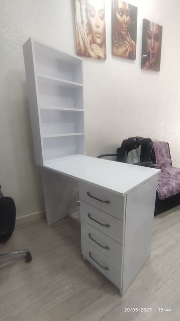 Salon masaları: İşlənmiş, Manikür üçün masa, Güzgüsüz