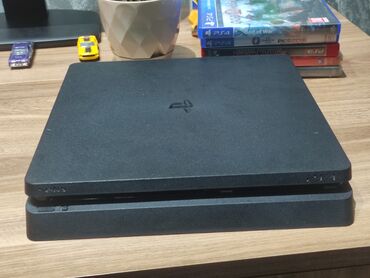 PS4 (Sony Playstation 4): Salam sony PlayStation 4slim satılır 500gb üstündə gəlmə pult verilir