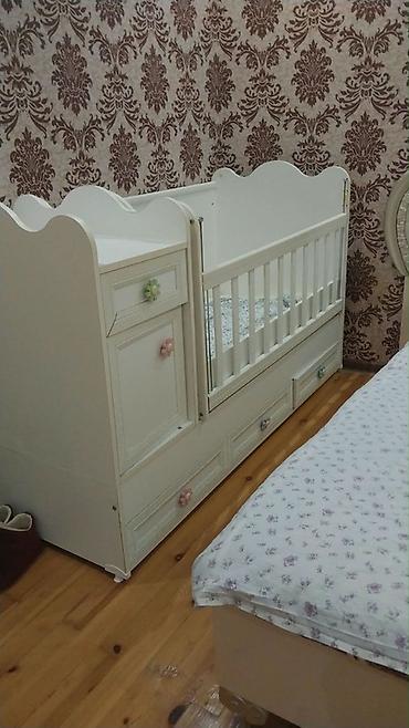 Uşaq beşiyi və inteqrə olunmuş komod - Rəng: ağ, klassik dizayn -