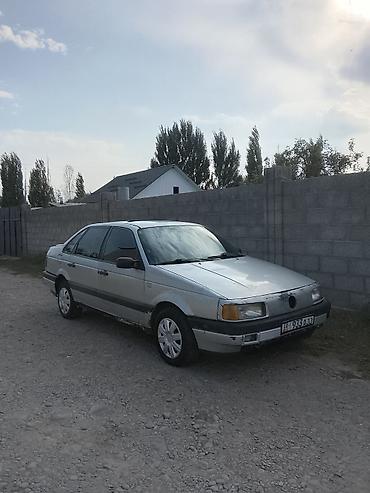 Volkswagen Passat B3, серебристый седан. Кузов: - 4 двери