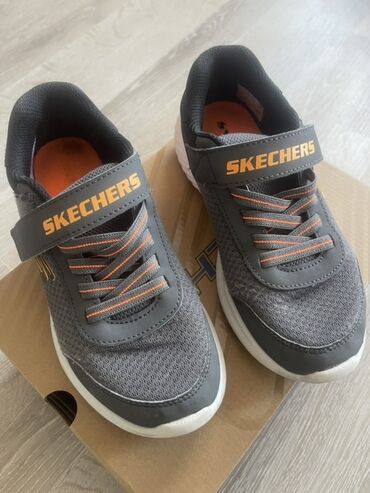 Məktəbli forması: Skechers brendinin uşaq kros keti. Ayaqqabılar tünd boz rəngdədir və