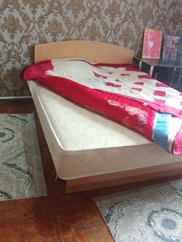 Кровати: Продаю двуспальную кровать с матрасом.но матрас размером больше.Прошу