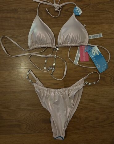 qadın trusları: Açıq çəhrayı rəngdə, parıltılı parçadan hazırlanmış qadın bikini