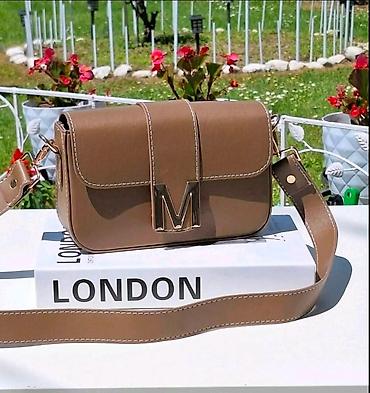 Modni rančevi: Ženska crossbody torba sa metalnim slovom “M” - Kompaktna torbica — 8