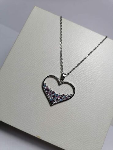 Ogrlice: Nakit, hiruški čelik
Cena 1100din — 2