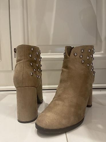 qara ayaqqabılar: Qadınlar üçün bej rəngli qısa çəkmə (ankle boot) - Material: süet — 3